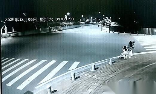 你说这事儿邪门不邪门。两束光，一左一右，像两支离弦的箭，从黑漆漆的大马路两头射