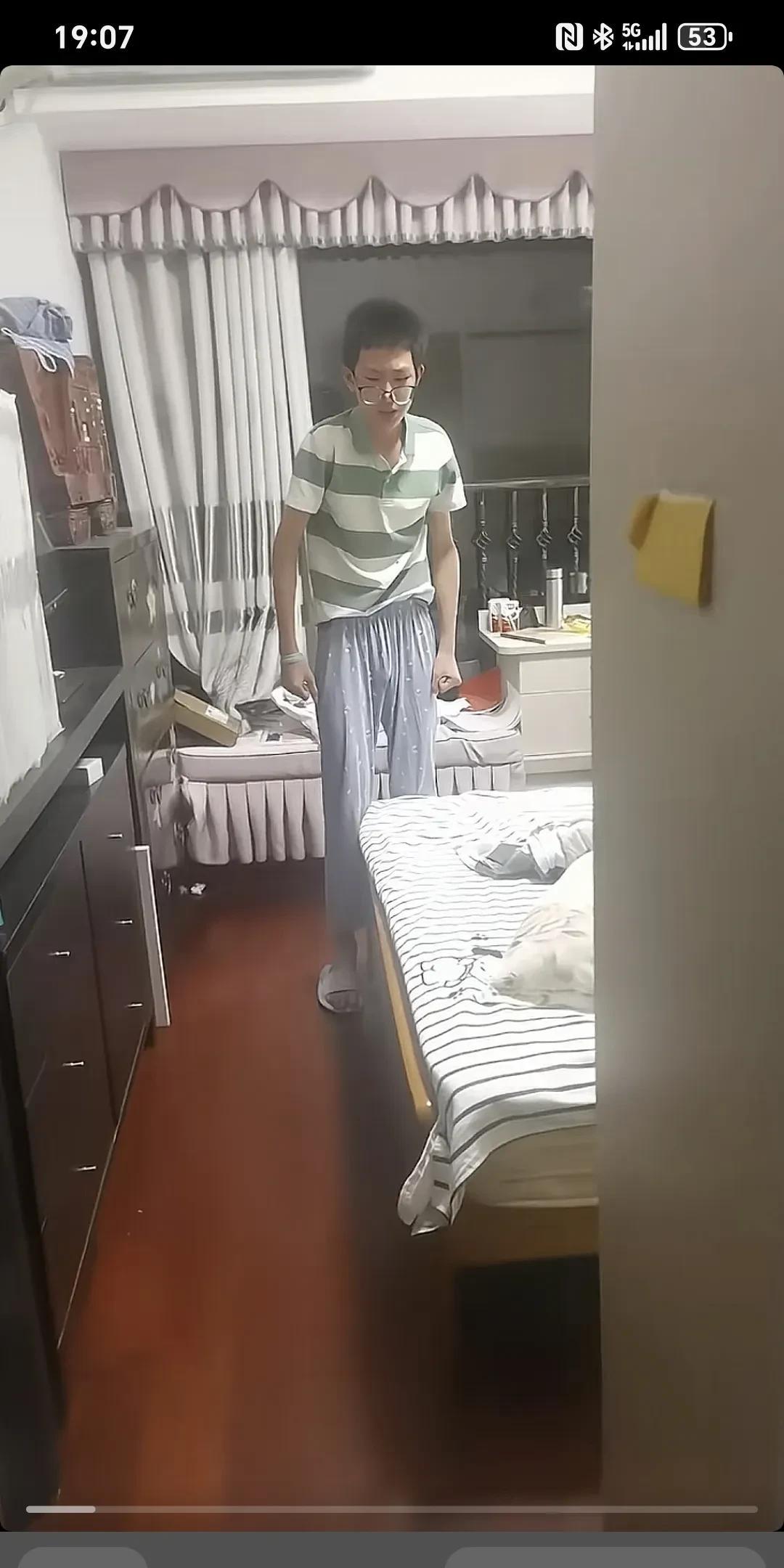 网瘾发作～现在网瘾跟吸毒一模一样，这孩子没救了，家长把手机没收了，不让玩，脾气
