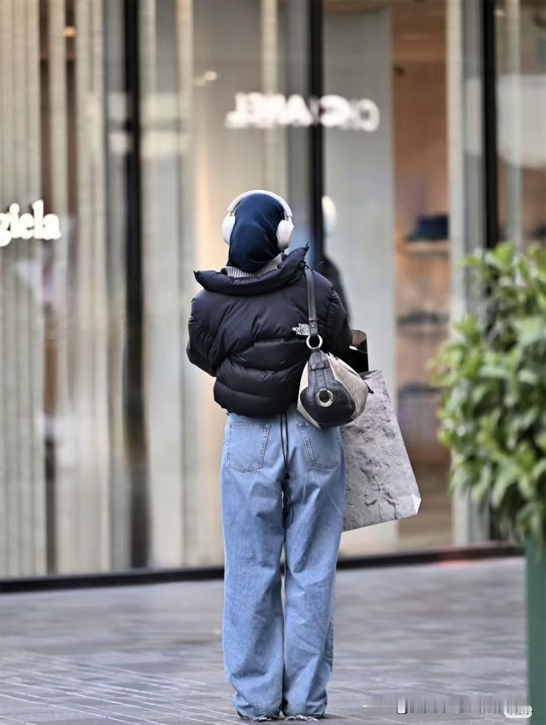 严重怀疑，现在的女装设计师是不是都没见过真正活的女人。现在的女装到底在搞什么