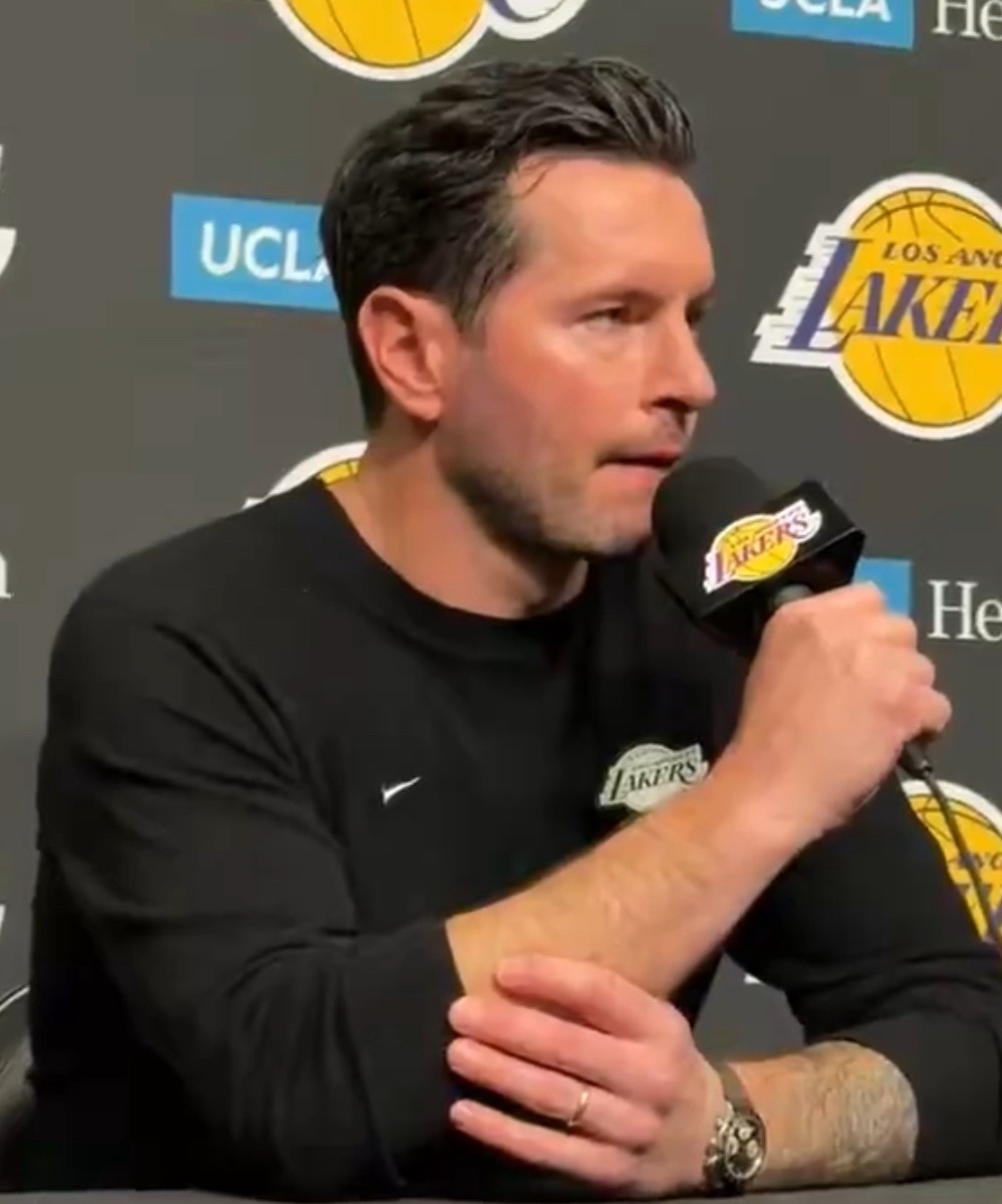 雷迪克表示，湖人队相信詹姆斯的肘部挫伤无碍，能够出战周一对阵尼克斯的比赛。克勒贝