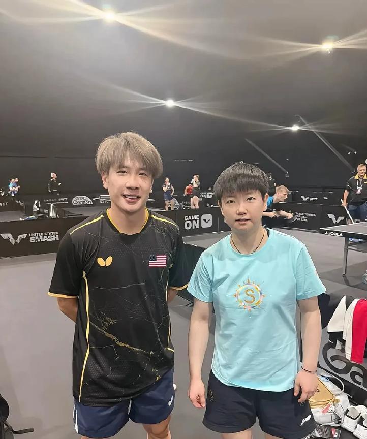 孙颖莎与河北老乡，现美国队张向晶合影！莎莎的新合影来啦！这应该是今天的训练馆，