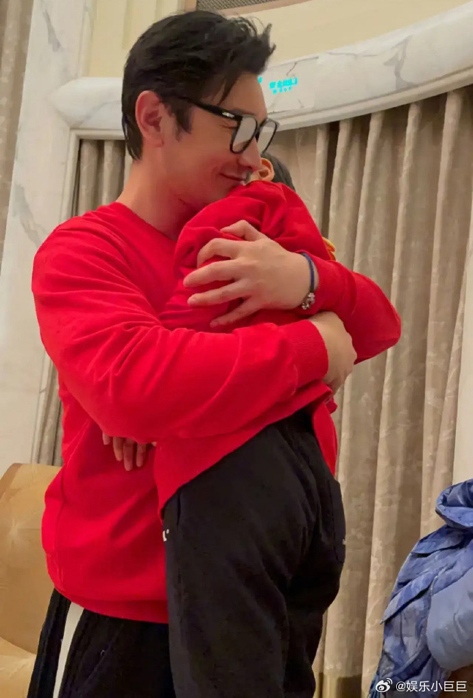 黄晓明晒和儿子春日骑行照黄晓明化身暖心老爸，陪小海绵春日骑行，父子俩同框比耶超有