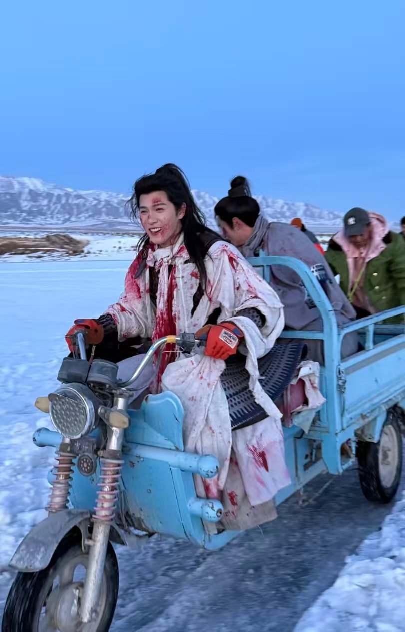 李昀锐骑三轮带黄曦彦李昀锐发了自己最喜欢的造型李昀锐骑三轮带黄曦彦，古装戴墨镜骑