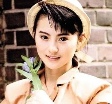 2007年，演员李赛凤趁着老公出差，就和身材魁梧的干儿子抱在了一起，没想到老公突