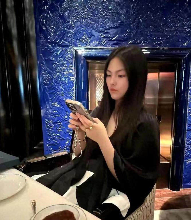 李湘端午节和女儿吃粽子，场面高端、摆盘讲究，网友：这粽子估计普通人一辈子也吃不上