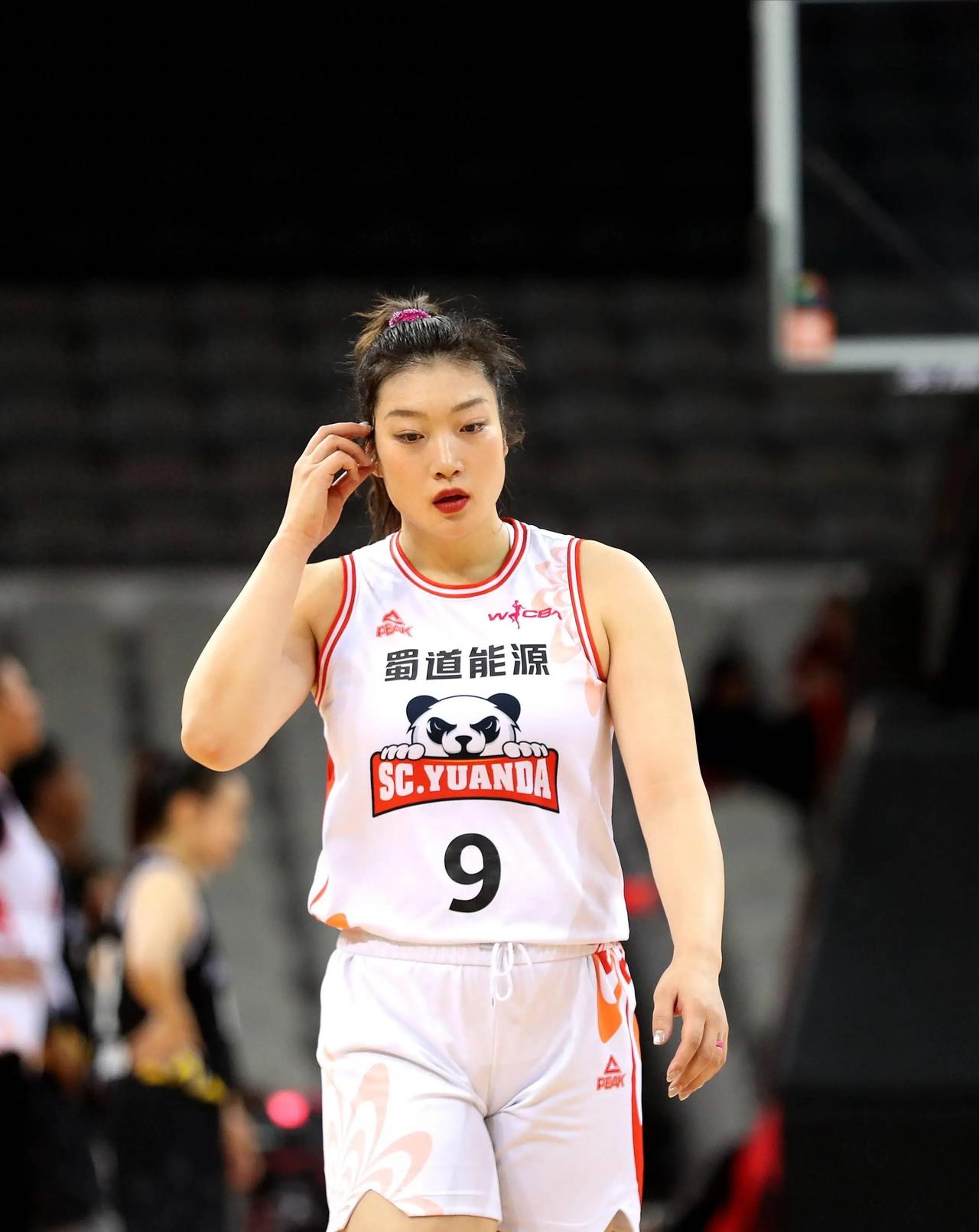 最近大家都在热议“李梦的男朋友还是那个女篮领队张隆吗？”其实哪是什么男朋友，俩人