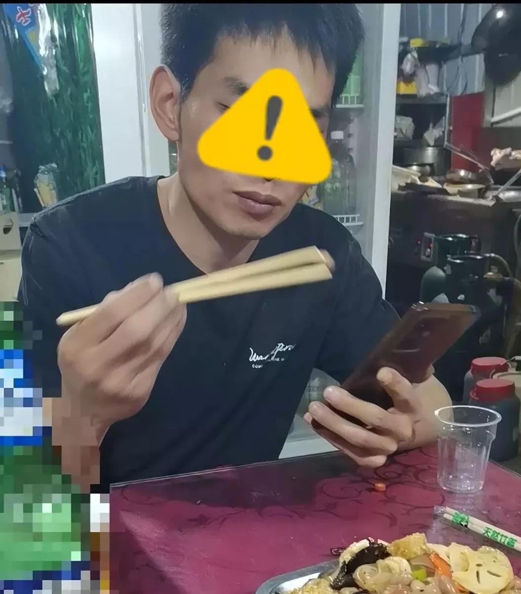 杀害母子三人的崔路路，吊梢眼、鹰钩鼻，两腮无肉，一副狠人的模样！他的家里已经没什