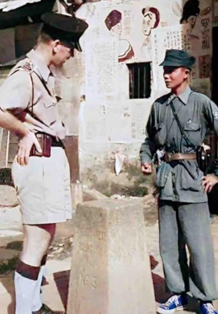 还真别说，解放军小战士穿上匡威鞋后，还挺显潮的。这也不奇怪，他们本身就是