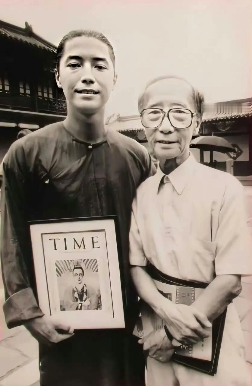 1986年，溥杰与“溥仪”扮演者尊龙的珍贵合影，当时贝托鲁奇正在北京拍摄《末代皇