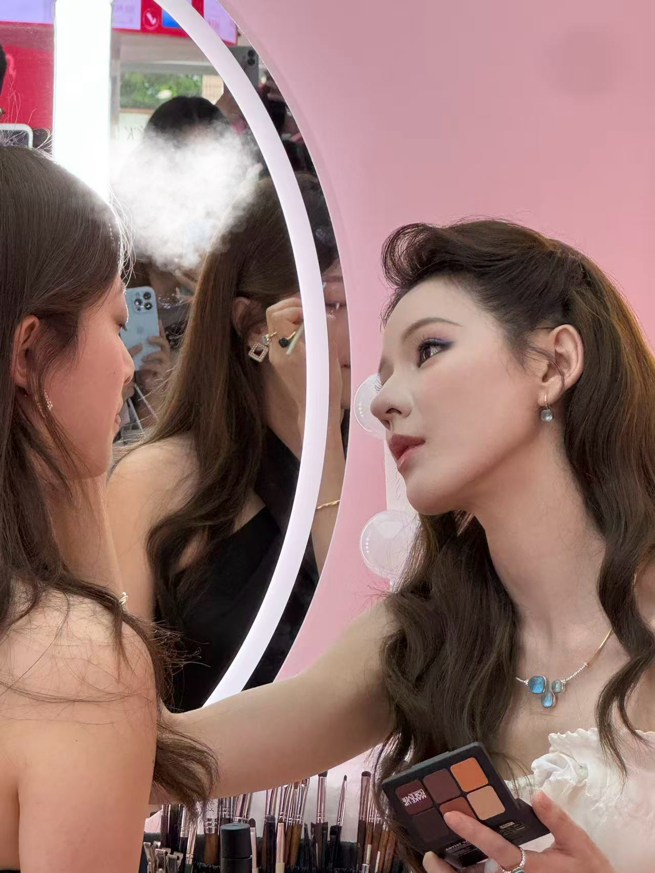 张予曦粉丝舒服了张予曦粉丝吃太好了谁狠狠羡慕了！张予曦亲手帮粉丝化妆，近距离互