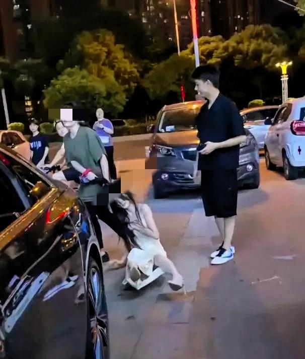 打得三姐措手不及，首先她一把扯掉三姐的吊带白裙，眼看自己上身已经曝光，慌乱之下