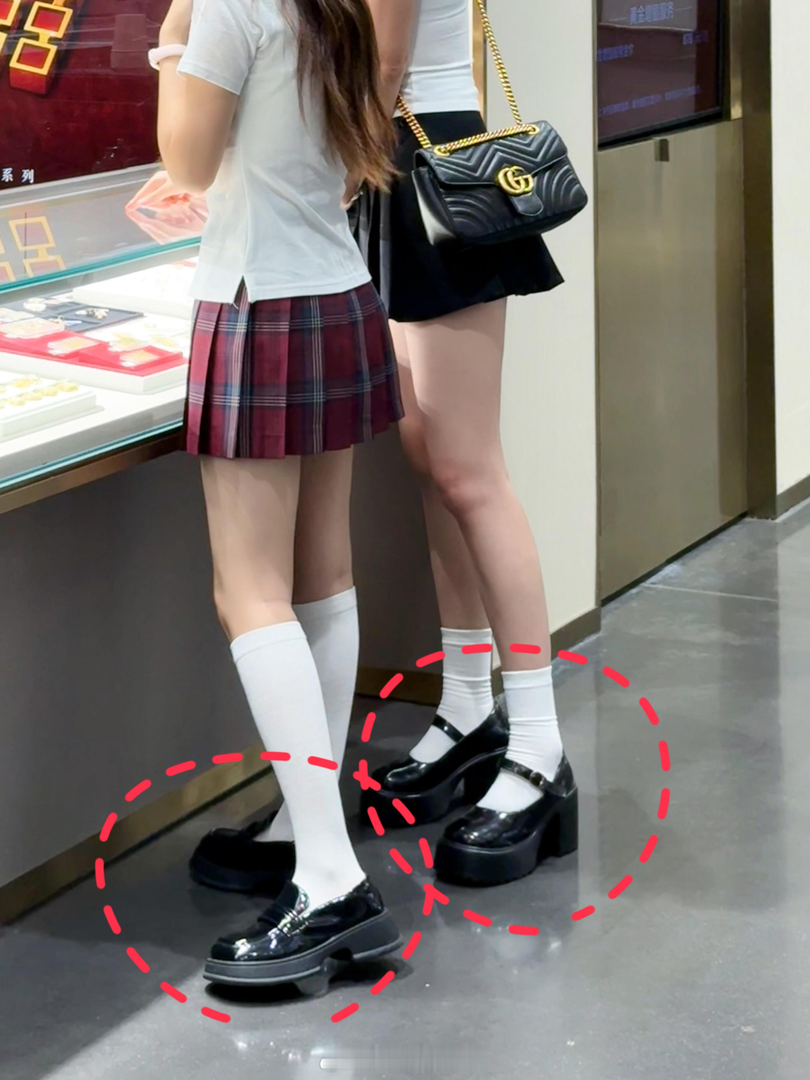 在金店，，，普通人选哪个爱穿小皮鞋，不知道应该配哪种袜子，感觉小腿袜好像更好看，