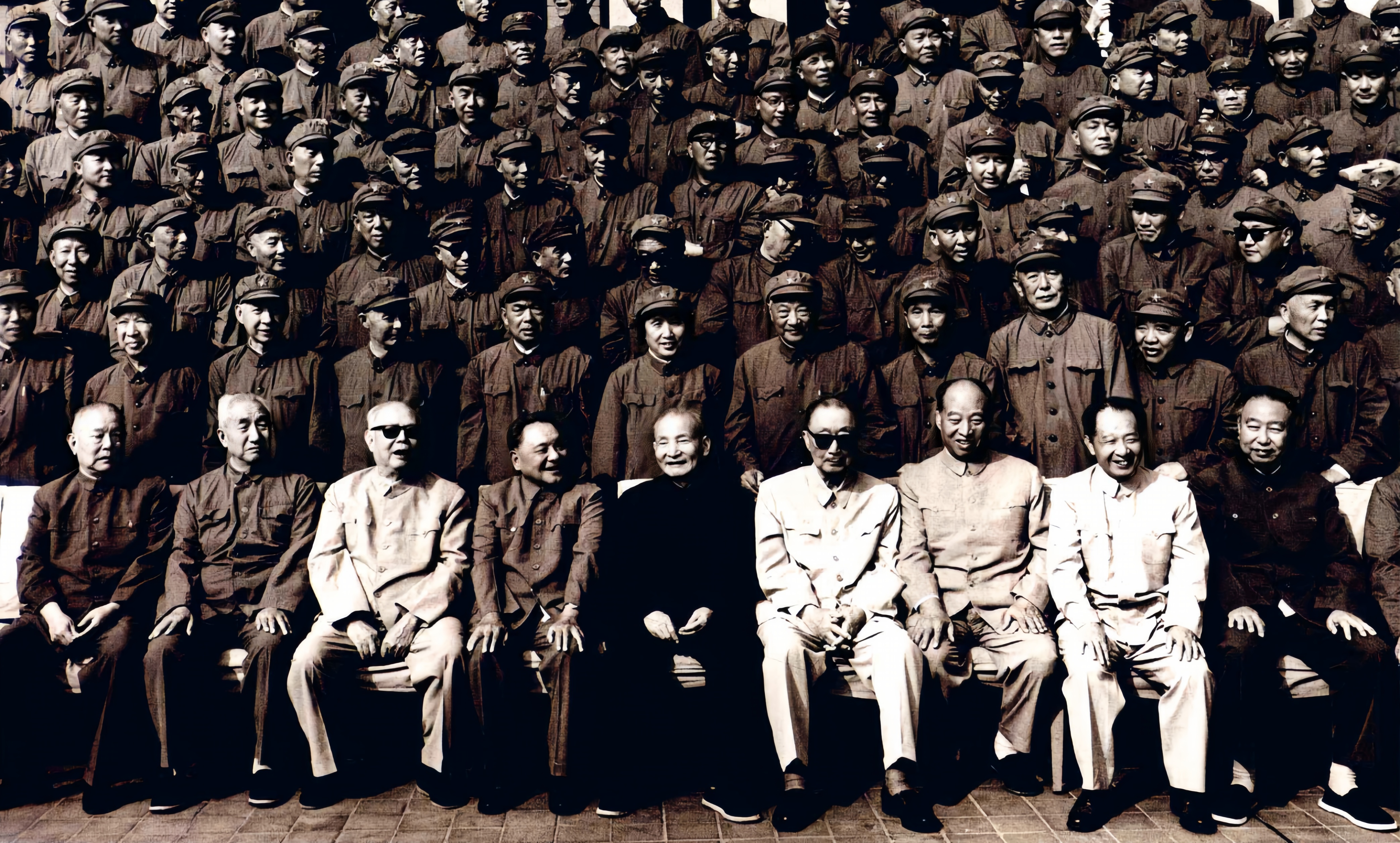 这是1981年9月24日，中央领导和参加实战演习部队的指战员们合影。前排能看见，