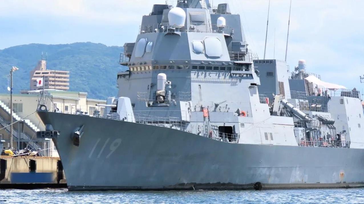 日本海上自卫队的“朝日”号驱逐舰，系“秋月”级中的一艘，舰体高度不小，舰桥上一大