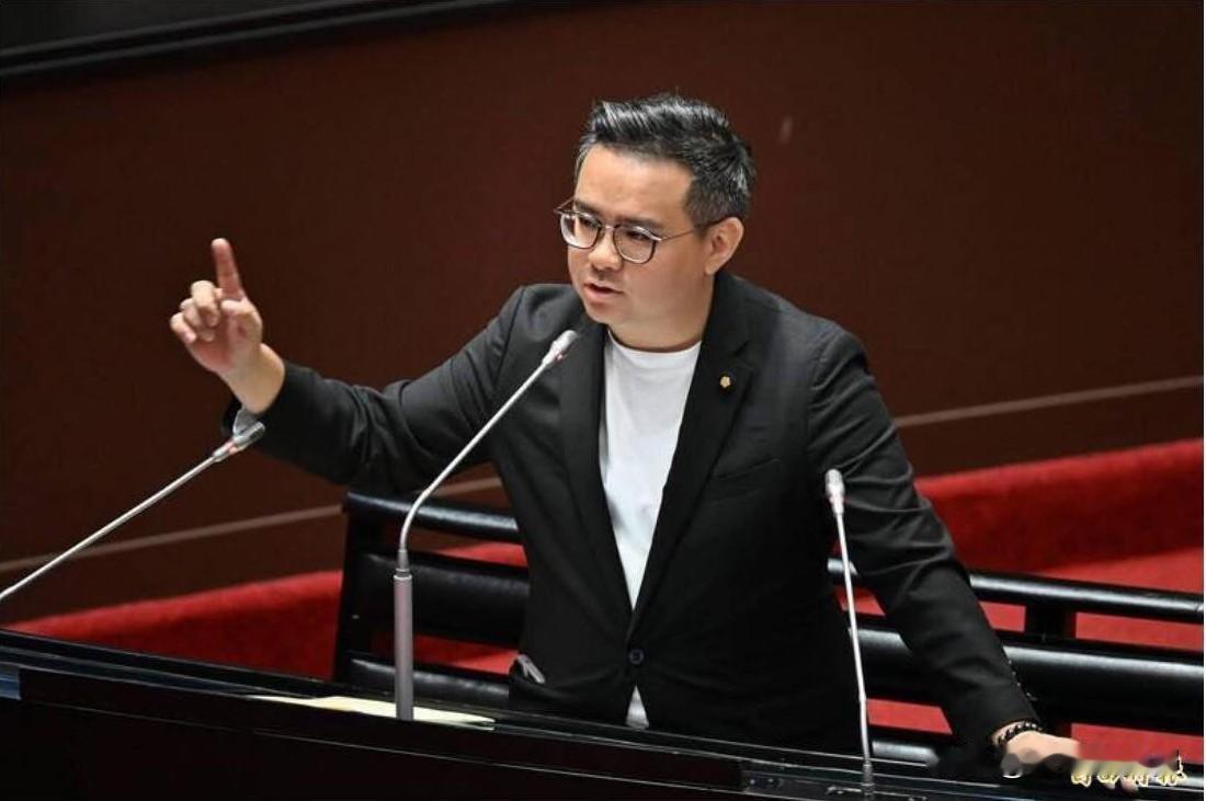 卢秀燕的“子弟兵”黃健豪今（30日）叫嚣季麟连，这是很匪夷所思的事情，他以后选举