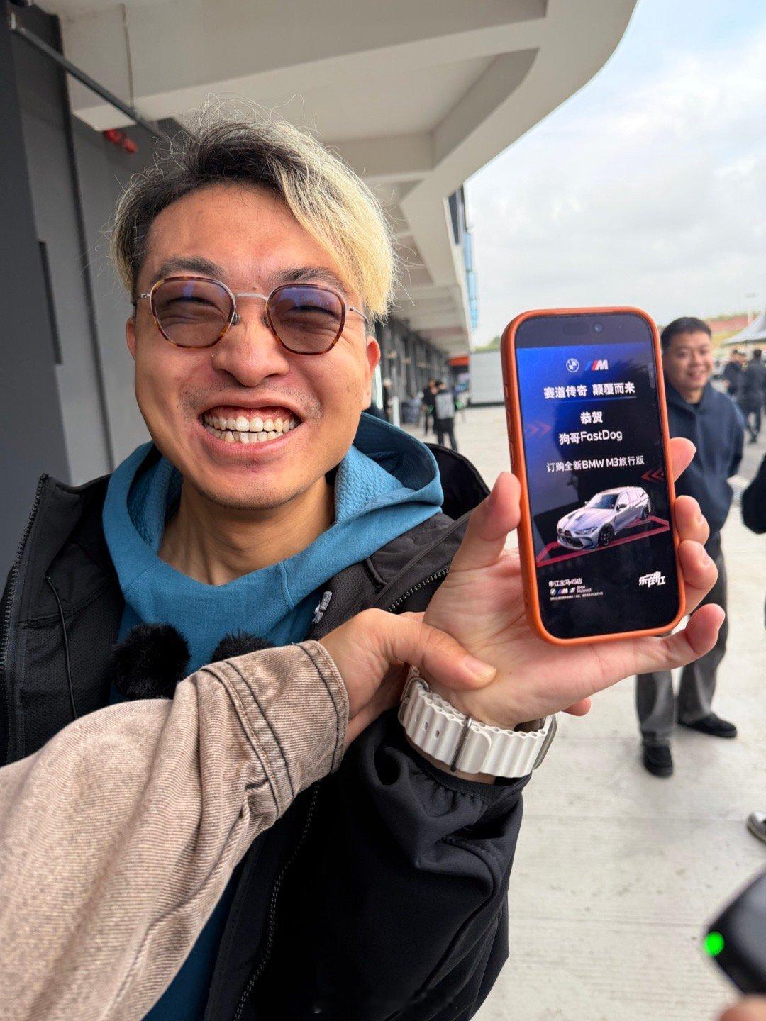 哎，他提车了，哎，我真难受，还tm是旅行，谁能安慰安慰我​​​