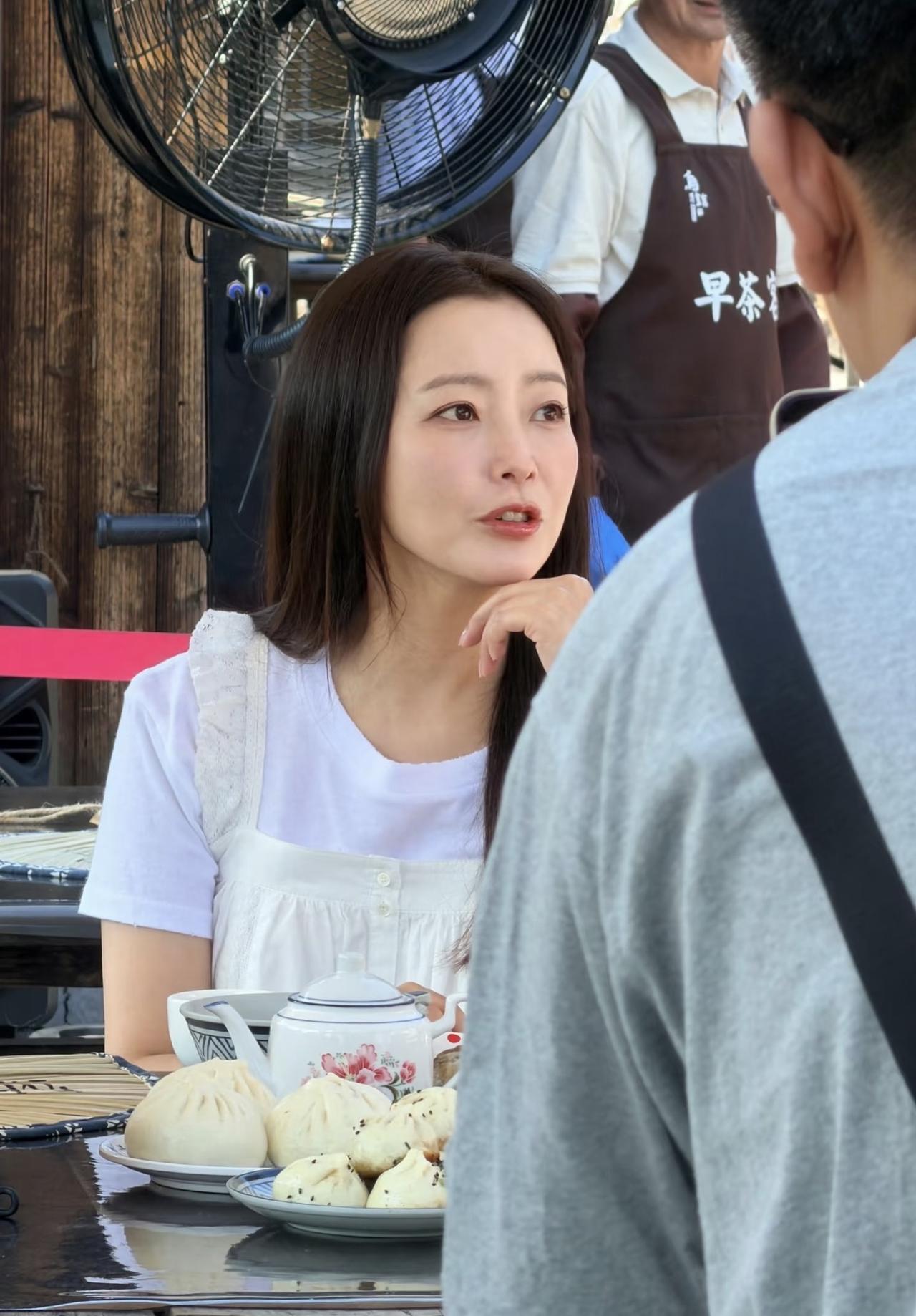 7月31日，有网友在乌镇偶遇金喜善，49岁的她，还是那么漂亮。早茶客的金喜善
