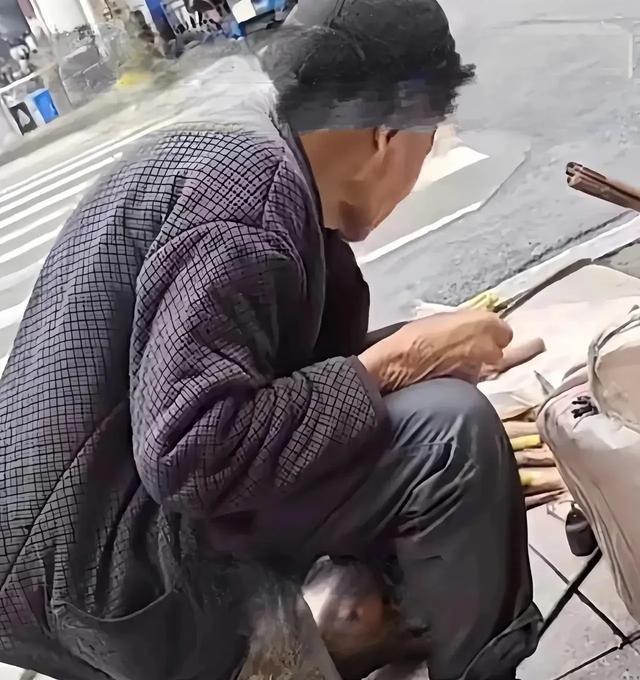 85岁老人卖竹笋！被收10元管理费，5个万万没想到：一个85岁老人，背着自家挖