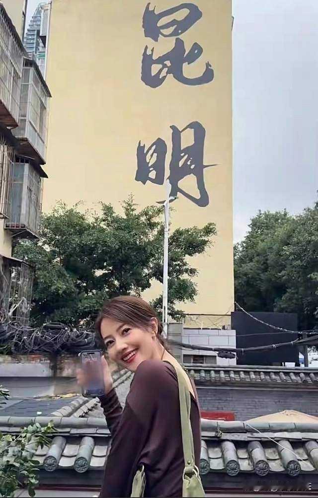 44岁高圆圆在昆明菜市场被偶遇，边逛边吃，本人很美还很随和。尽管已年过四十，她依