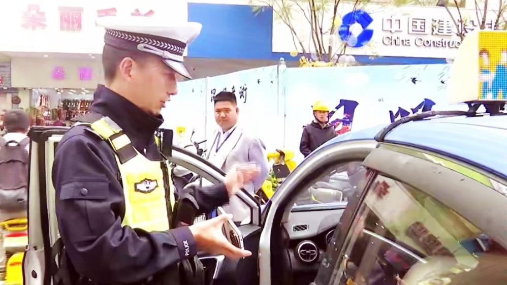 🔥小聪明翻车！昆明出租车开后备箱躲抓拍，直接罚200记9分。昆明街头惊现奇葩操