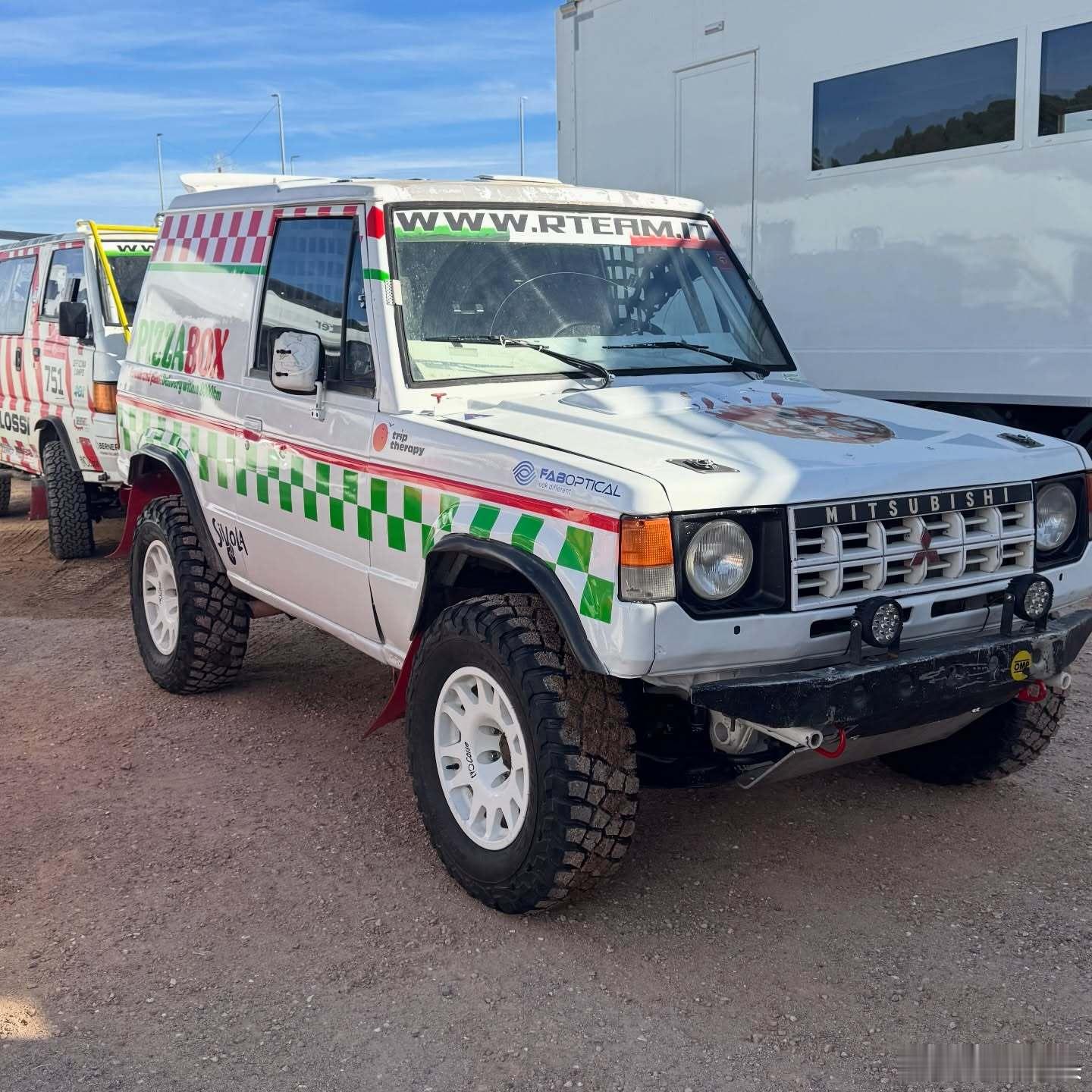 帕杰罗来自巴塞罗那的问候：阳光与露营般的氛围让一切都充满了达喀尔经典组风情。