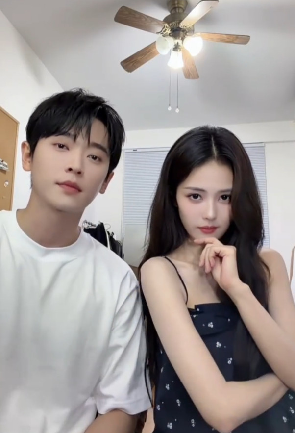 白鹿丞磊这个肤色差也太明显了吧！黑白配好养眼，期待新剧火花✨👫白鹿丞磊这个肤