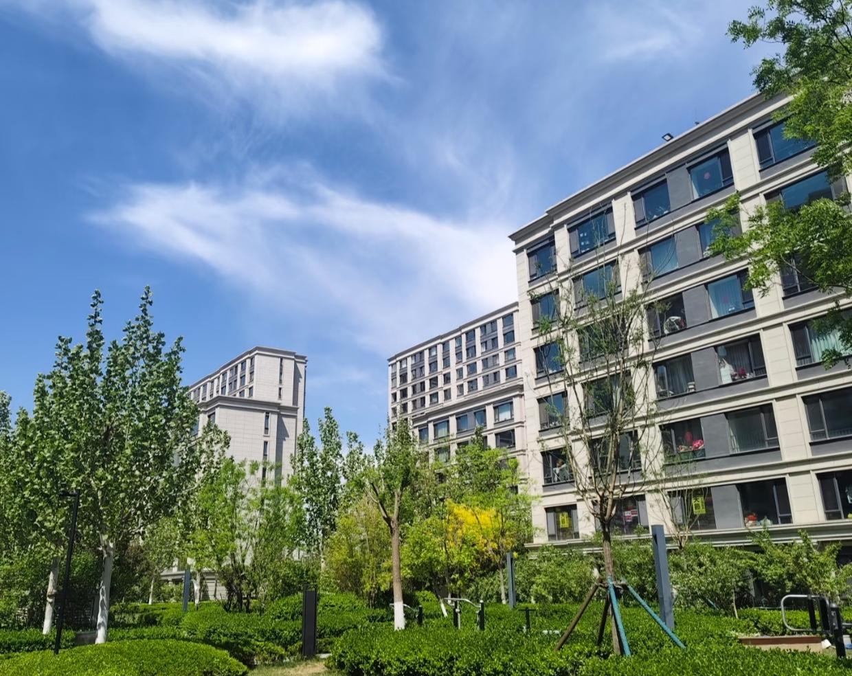 4月份朋友卖房子，挂牌152万。第二天，有一位大姐买菜时路过中介，一听介绍立即来