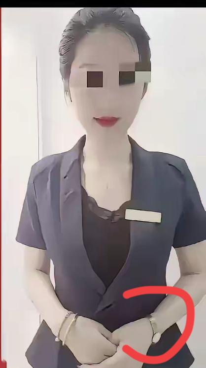 没错是同一个人，身上佩戴的装饰品一模一样，她是跑不掉的，跟亲朋好友撒谎躺着的不是