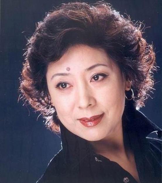 1990年，歌唱家关牧村因家暴提离婚，王星军说房子孩子选一样，关牧村的选择让他傻