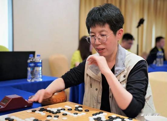 芮乃伟：三峡事件芮乃伟1963年出生在上海，11岁进围棋训练班，15岁就调到国