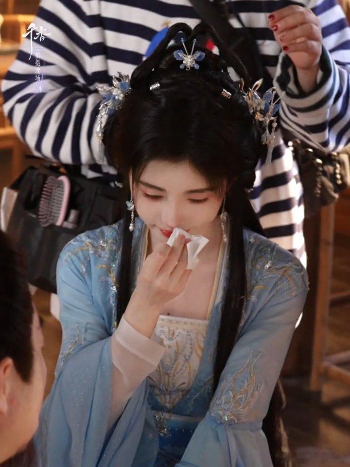 鞠婧祎千香哭戏花絮鞠婧祎哭戏眼睛红红的，看对方眼睛亮亮的！鞠婧祎千香原声​​