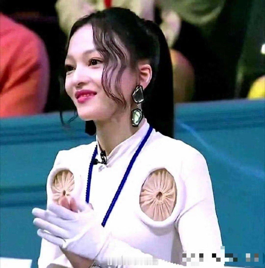 张韶涵～这件衣服的设计师到底要表达什么？​​​