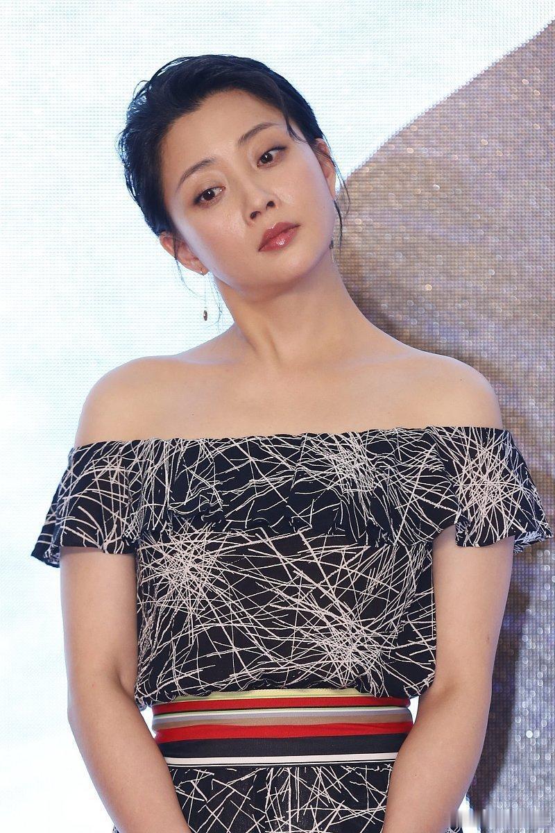 殷桃原生生图尽显从容美感，细腰长腿体态端庄优雅，颜值身段直接让人惊艳失语。