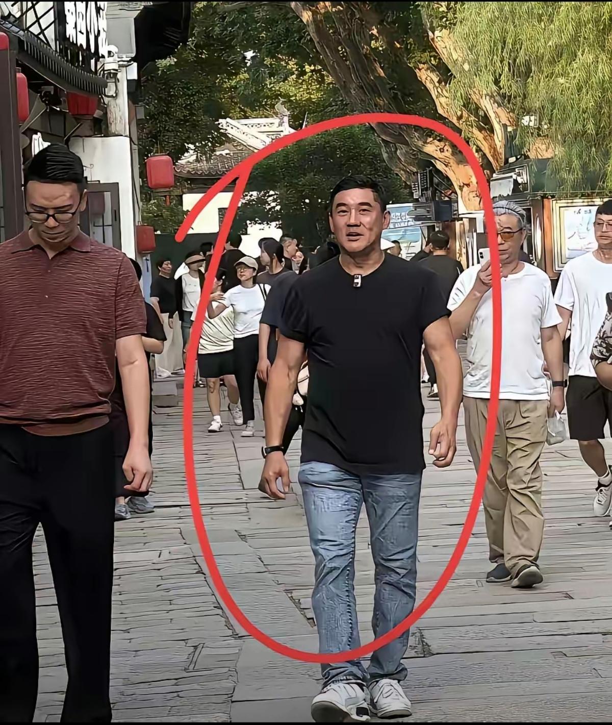 他叫吴大维，记得他演过一部电视剧，名字忘记了，是李小龙的故事，他与李小龙长得还有