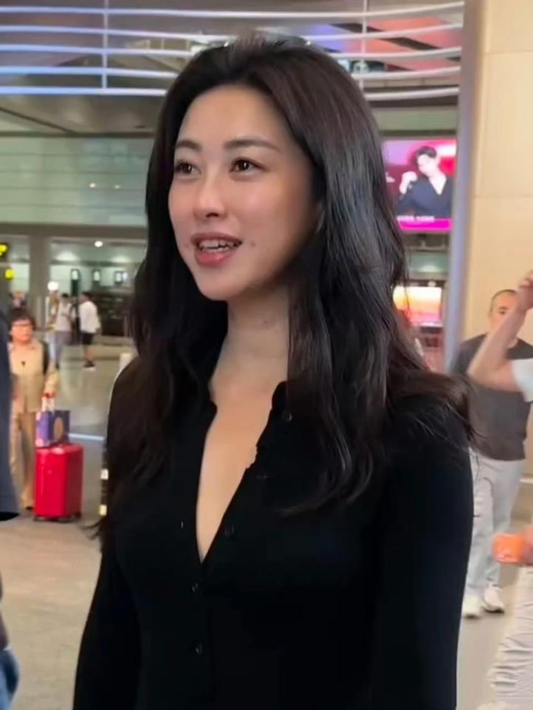 “中国第一美女”朱珠现身北京机场，她一件黑色装出镜，头发乌黑浓密，五官秀美大气，41岁的她随着年龄的