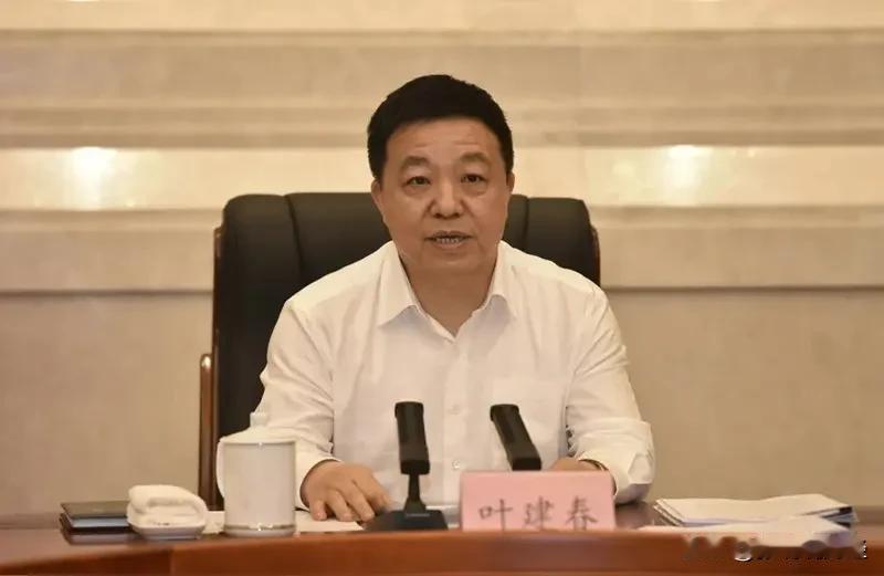 江西省省长叶建春刚刚在任上被查，而他的老上级易炼红，已经提前6个月进去了，在26