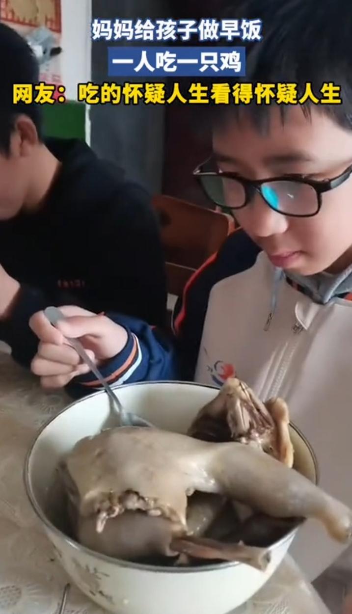 简单粗暴，江西一位妈妈为孩子做早餐，说一定要让孩子吃的有营养，尤其是早餐必须丰盛