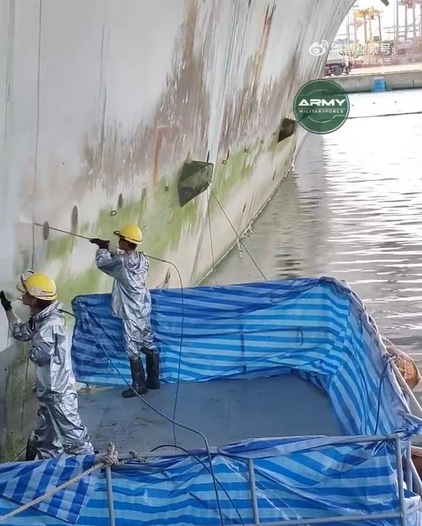 还真是近水楼台啊，泰国工人抢先获得了给林肯号洗澡的机会……咦……这都是些啥啊