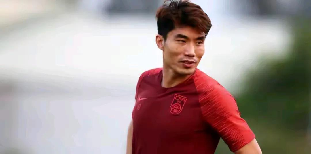 在国足中方教练组带了一段时间之后，有人建议我们这位曾经的国足队长可以去自己年轻时