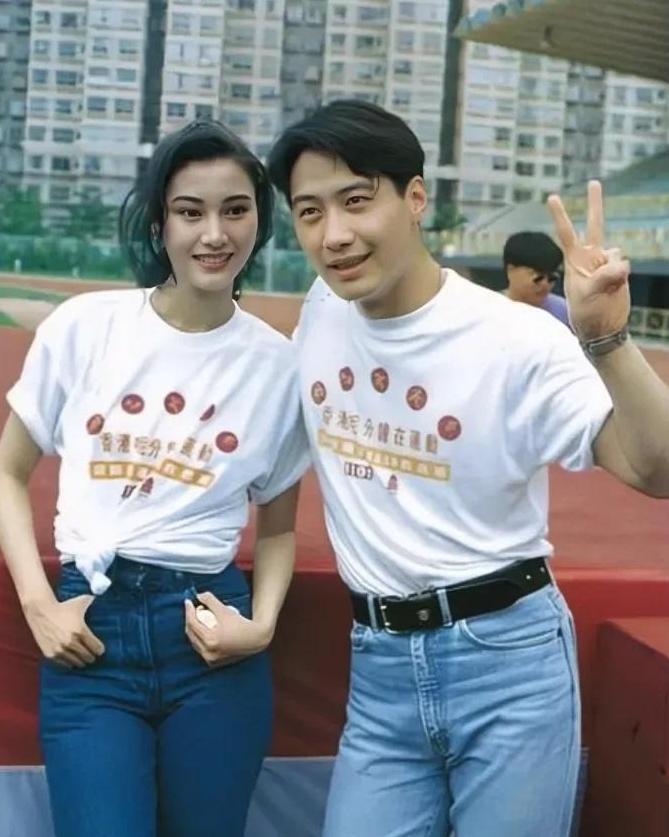 这是上世纪九十年代初，李嘉欣与黎明的合影。年轻时的李嘉欣的确是大美人，黎明也的确