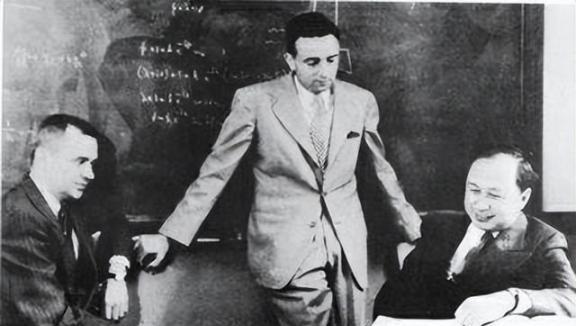 1955年，在钱学森回国的邮轮上，一位美国老太太叫来船长：“你不认识他吗？钱先