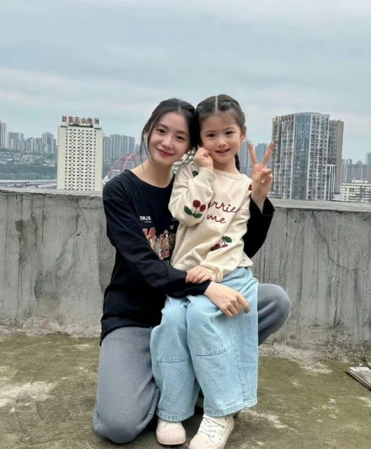 不知道刘浩存头有多小，可以看看这张图片​​​