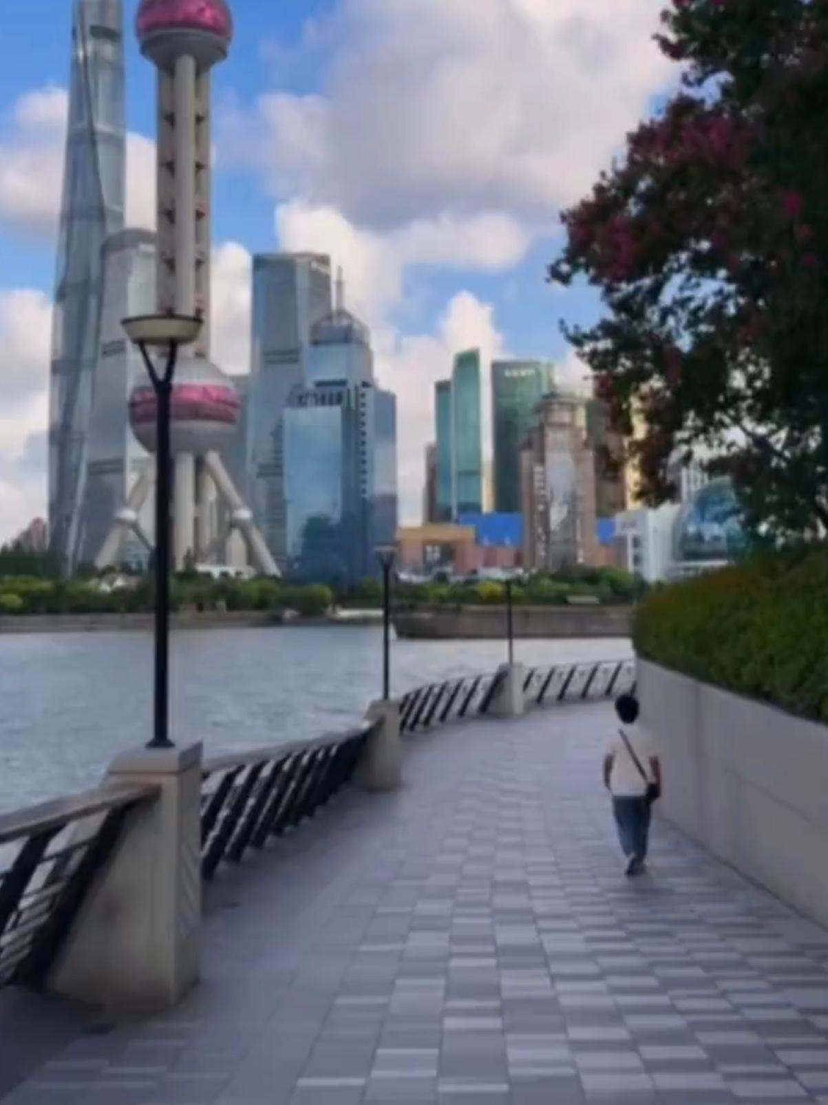 上海一名53岁的独居女子，被邻居发现昏迷在家中，送医后没能抢救过来，就这么走了，