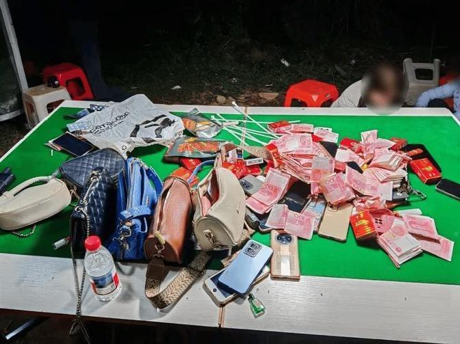 庐山那青山绿水，本是人放松的好去处，谁知山林深处和湖边隐洞里，藏着一帮赌徒的窝。