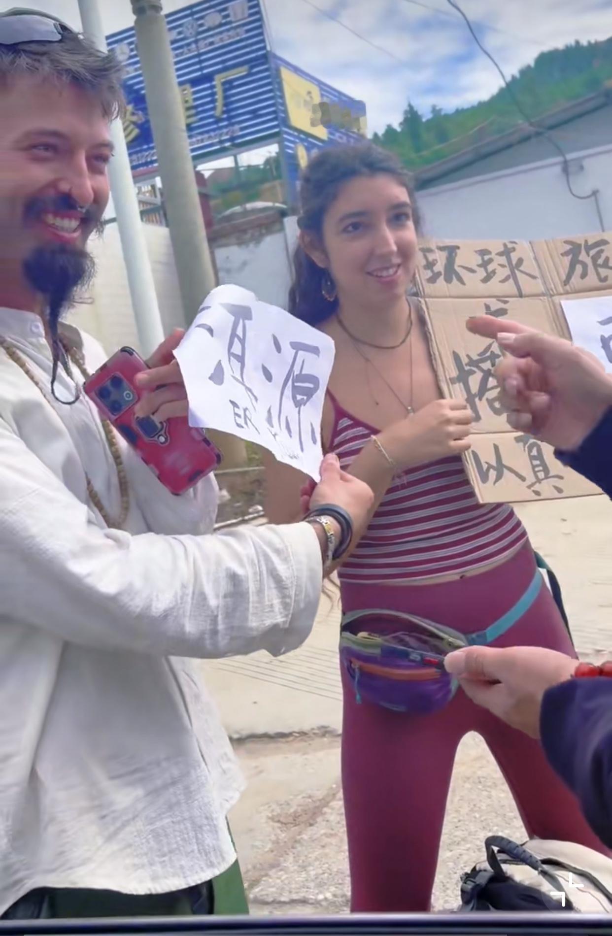 如果是你，你会怎么做？近日，云南一男子驾车行驶在214国道上，偶遇了在进行环球