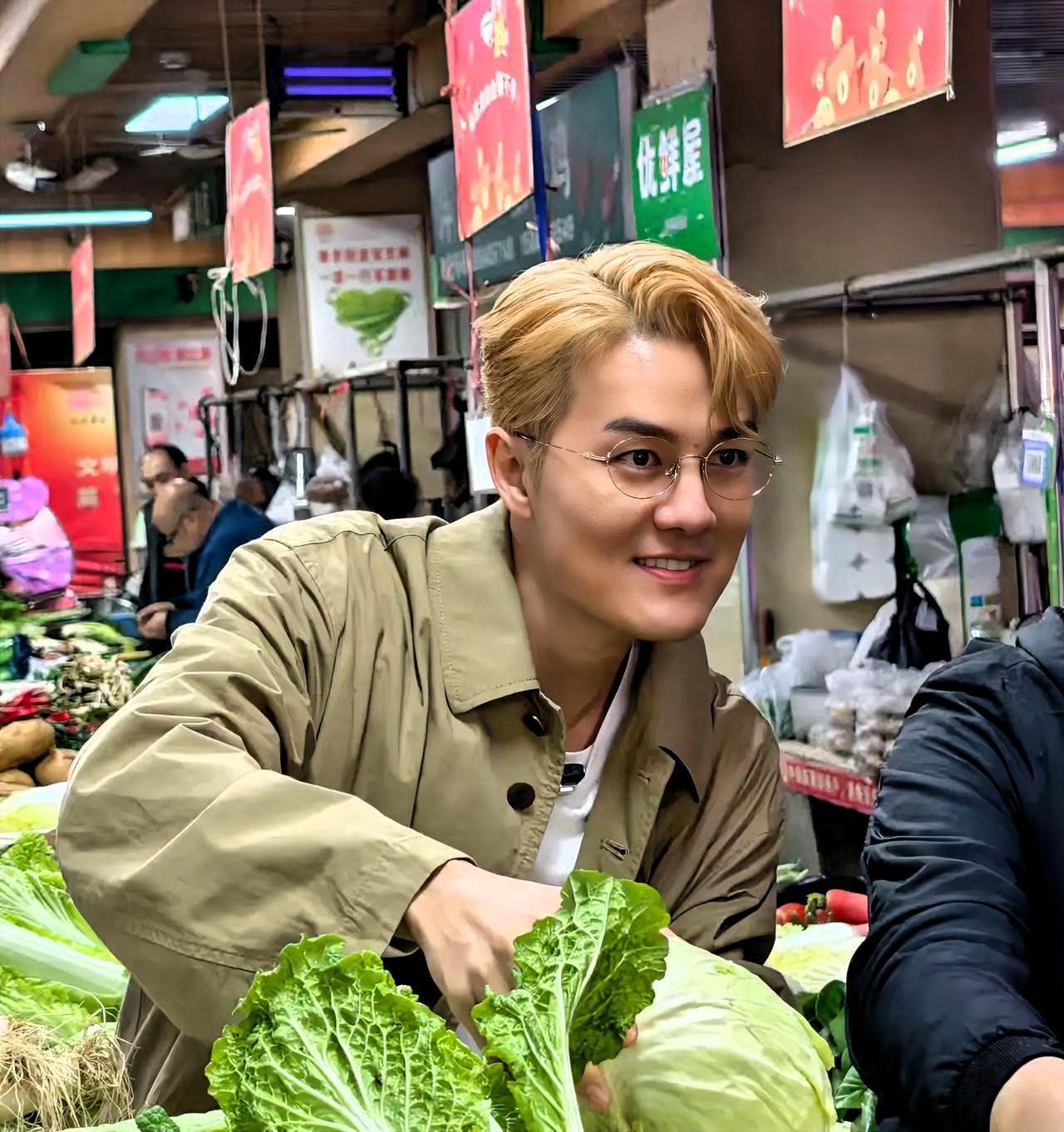 吴克群和窦骁。两个男人。一条分岔路。吴克群现在在干嘛。凌晨五点挤贵阳的惠农公