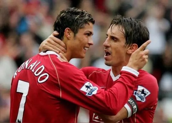 英国足球名宿加里-内维尔在接受采访时被问到是否认为梅西是历史最佳球员时表示：“