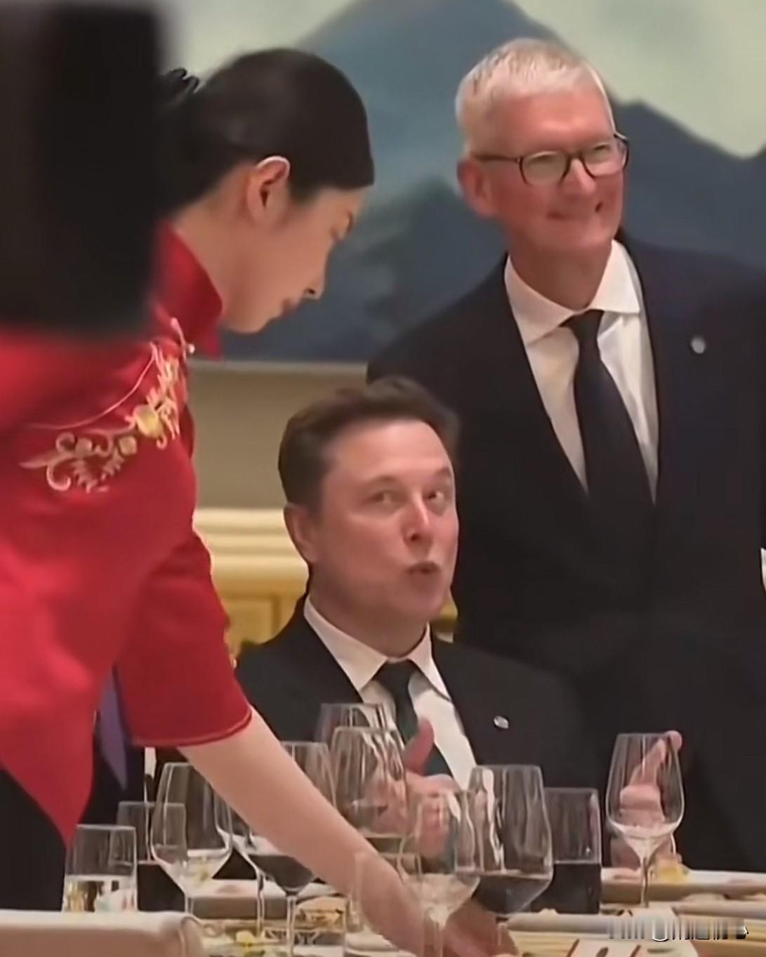 马斯克这表情亮了！世界首富在这样的场合都不严肃，日常生活中就可想而知了。美女服