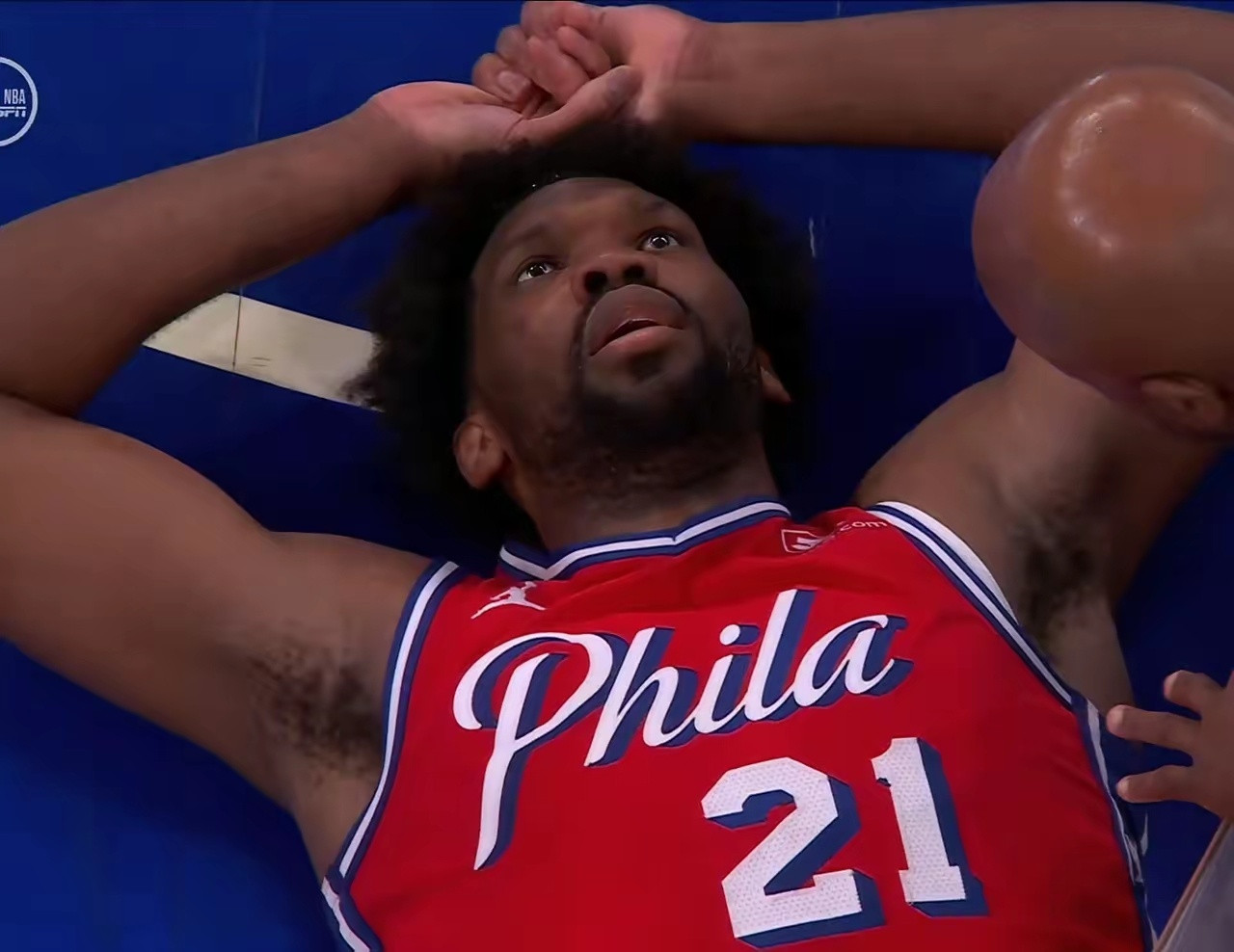 季后赛马上就要开始，恩比德又躺下了，这次恩比德确诊的是阑尾炎，将在休斯顿接受手术