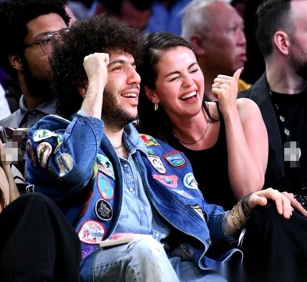 在全世界面前接吻，还是在湖人队主场的镜头下，这姐真的，我哭死。就那种感觉，她好